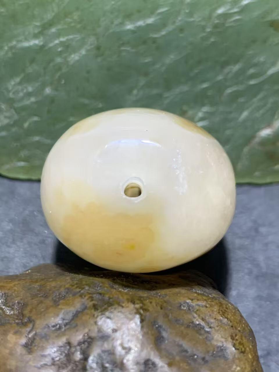 精美冰飘鸡油黄战国红玛瑙随形大勒子一颗