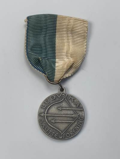 掌中浮雕-藏着的欧洲第040场 - 1947年瑞典路德维卡射击节银章，27mm，连绶带总重11.3g