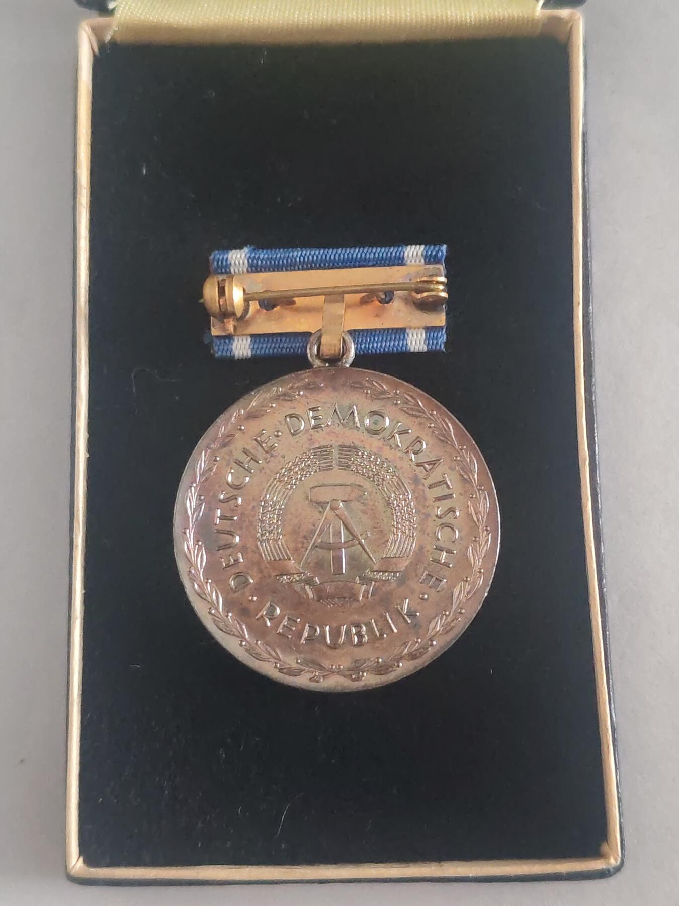 韵星假日拍卖第三十期 -- Rimey Holidays Auction 30 民主德国银级斐斯泰洛齐奖章 带原盒