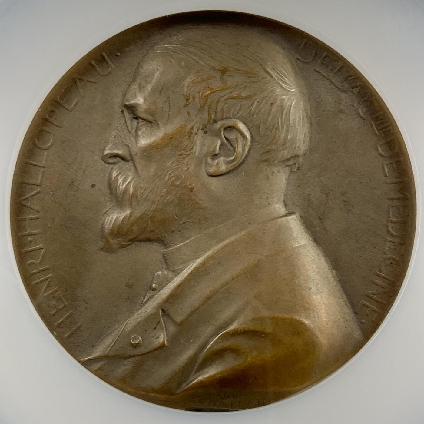 掌中浮雕-藏着的欧洲第040场 NGC MS63 : 1907年法国医学教授亨利.哈洛普纪念铜章，68mm，大师沙普兰（J.C.Chaplain）经典作品