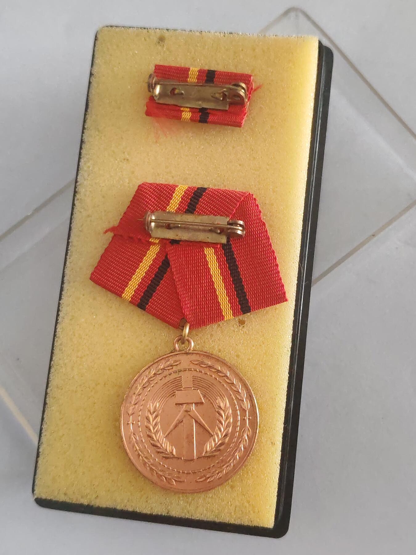 韵星假日拍卖第三十期 -- Rimey Holidays Auction 30 民主德国铜级工战队功绩服务奖章 带原盒略