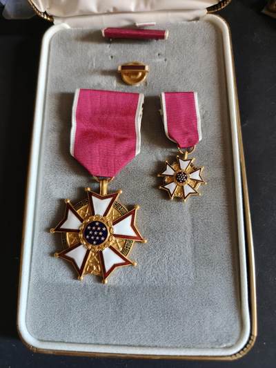 老王徽章第161期 - 美国骑士级功绩军团勋章     原盒带略、珐琅略和迷你章     少见大全套