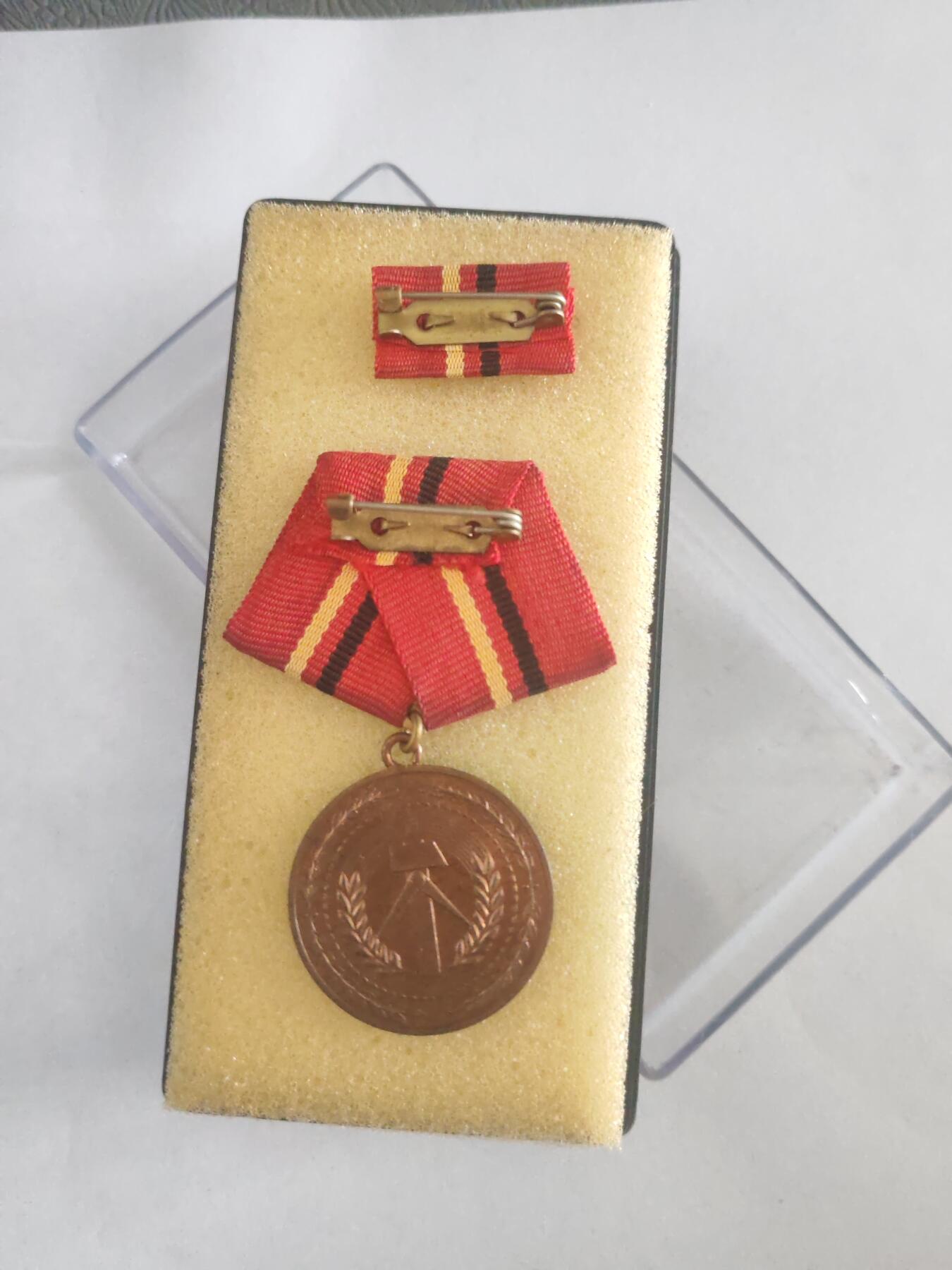 韵星假日拍卖第三十期 -- Rimey Holidays Auction 30 民主德国铜级工战队功绩服务奖章 带原盒略