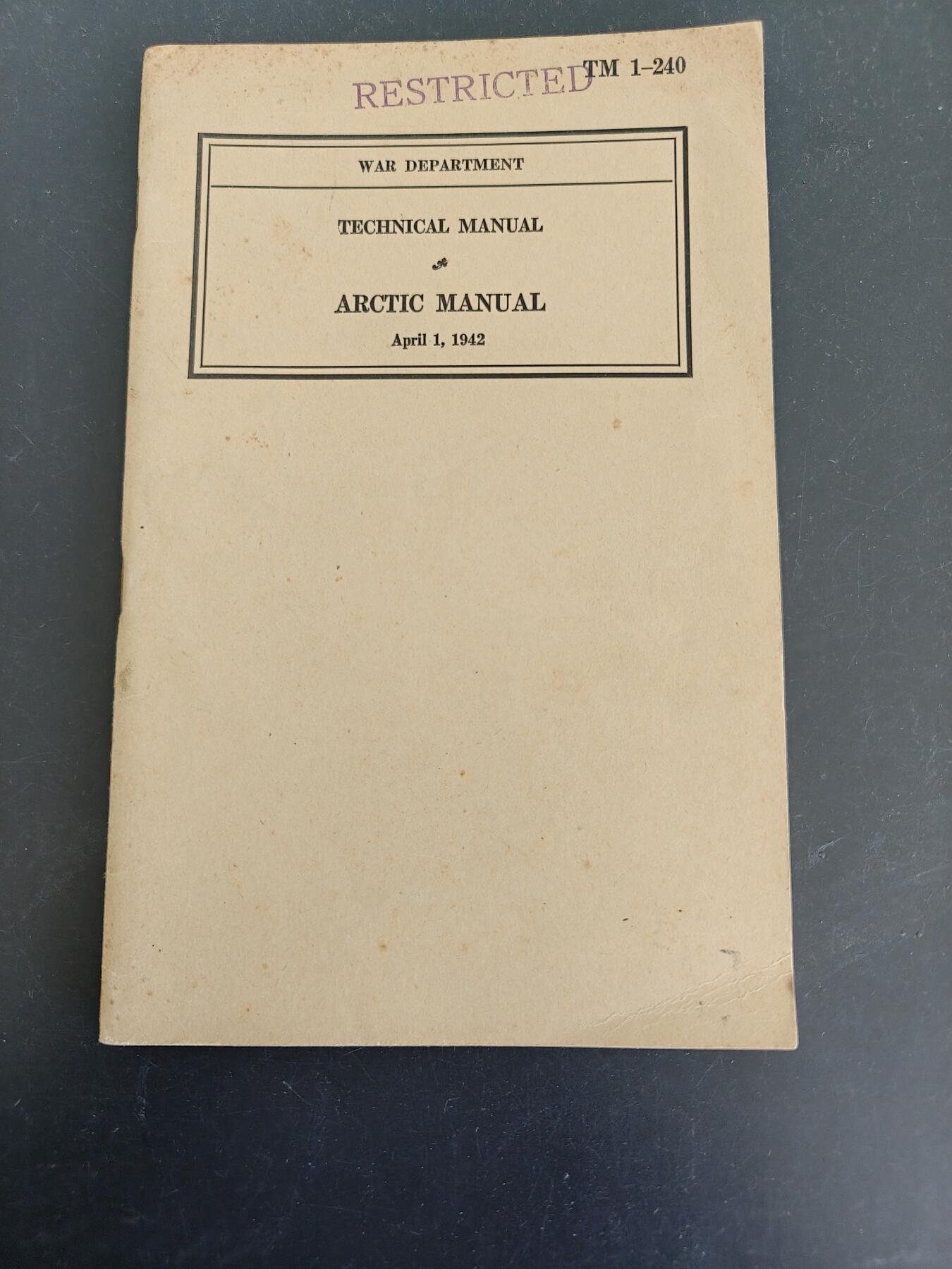 老王徽章第161期 美国战争部“北极手册”技术手册     1942年出版     供美国海陆军航空兵和地勤人员培训使用      74页     内容丰富     限制级别 