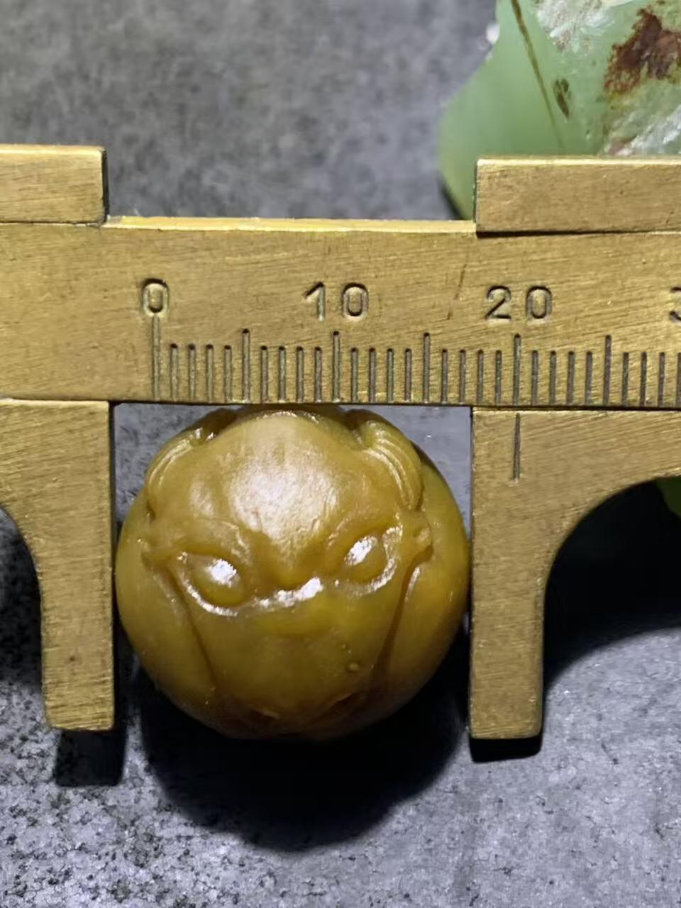 精美亚光高玉化冻料战国红玛瑙手工俏色巧雕牛头圆珠一个