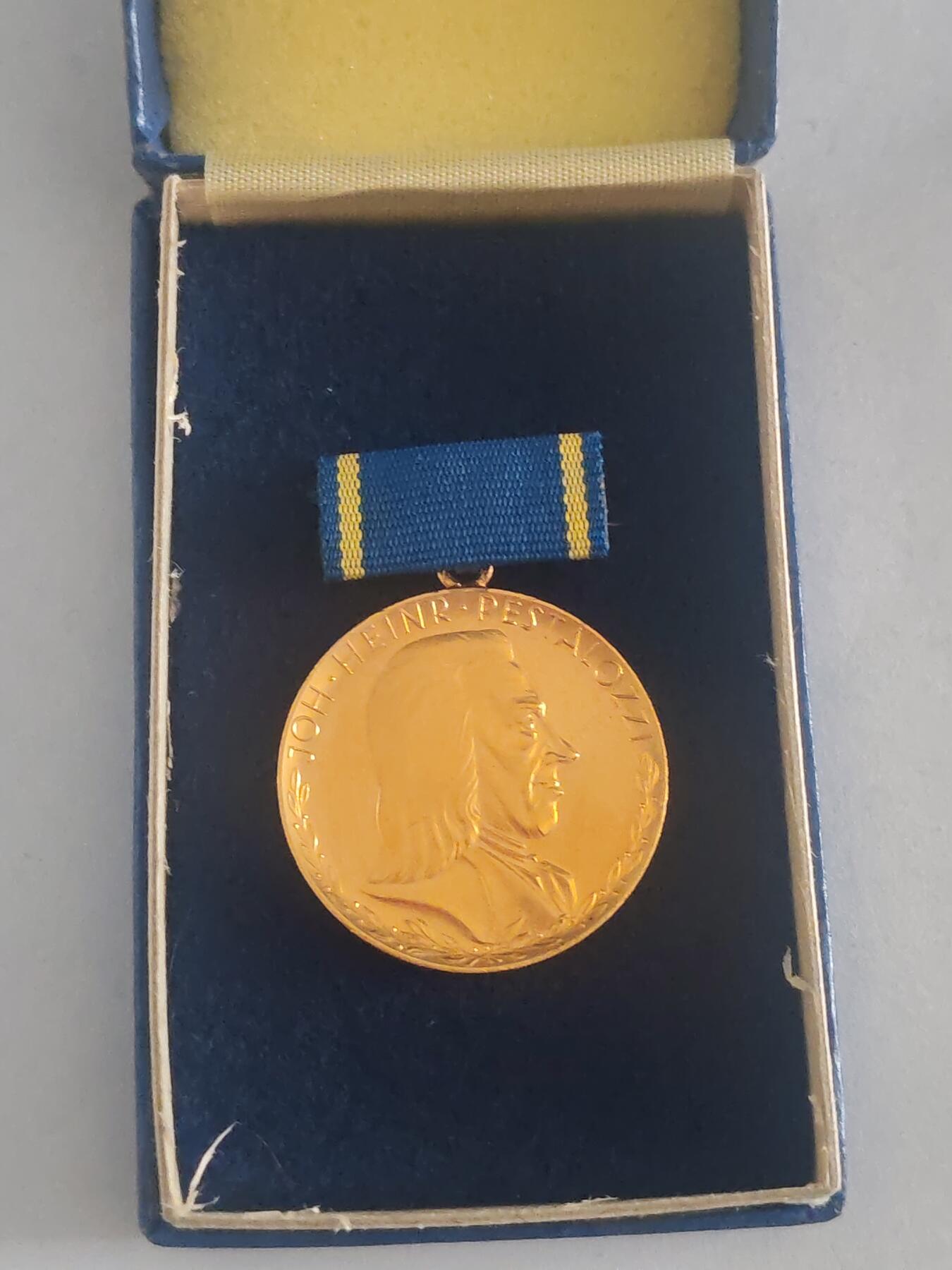 韵星假日拍卖第三十期 -- Rimey Holidays Auction 30 民主德国金级斐斯泰洛齐奖章 带原盒