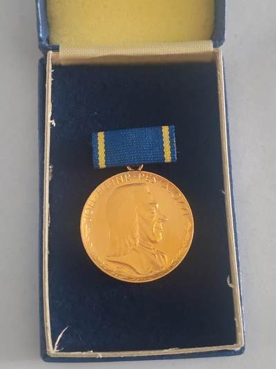 韵星假日拍卖第三十期 -- Rimey Holidays Auction 30 - 民主德国金级斐斯泰洛齐奖章 带原盒