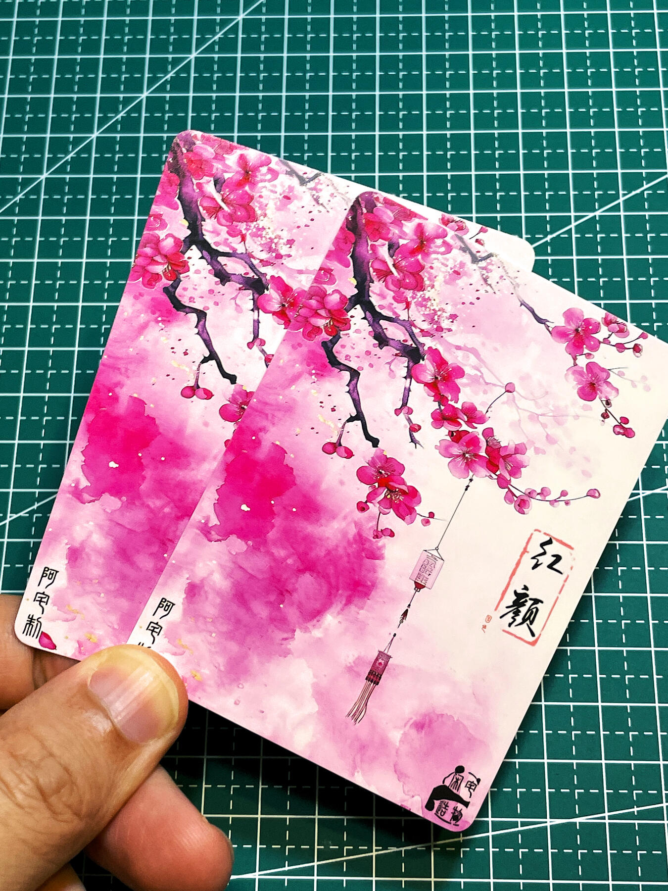 显眼宝36期 11月12日晚21:50截拍 佣金1起 可寄存～ 闲宅卡牌 红颜 褒姒 对卡 2张 粗闪工艺 63*88