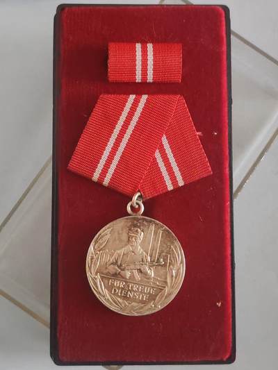 韵星假日拍卖第三十期 -- Rimey Holidays Auction 30 - 民主德国银级工战队忠诚服务奖章 带原盒略