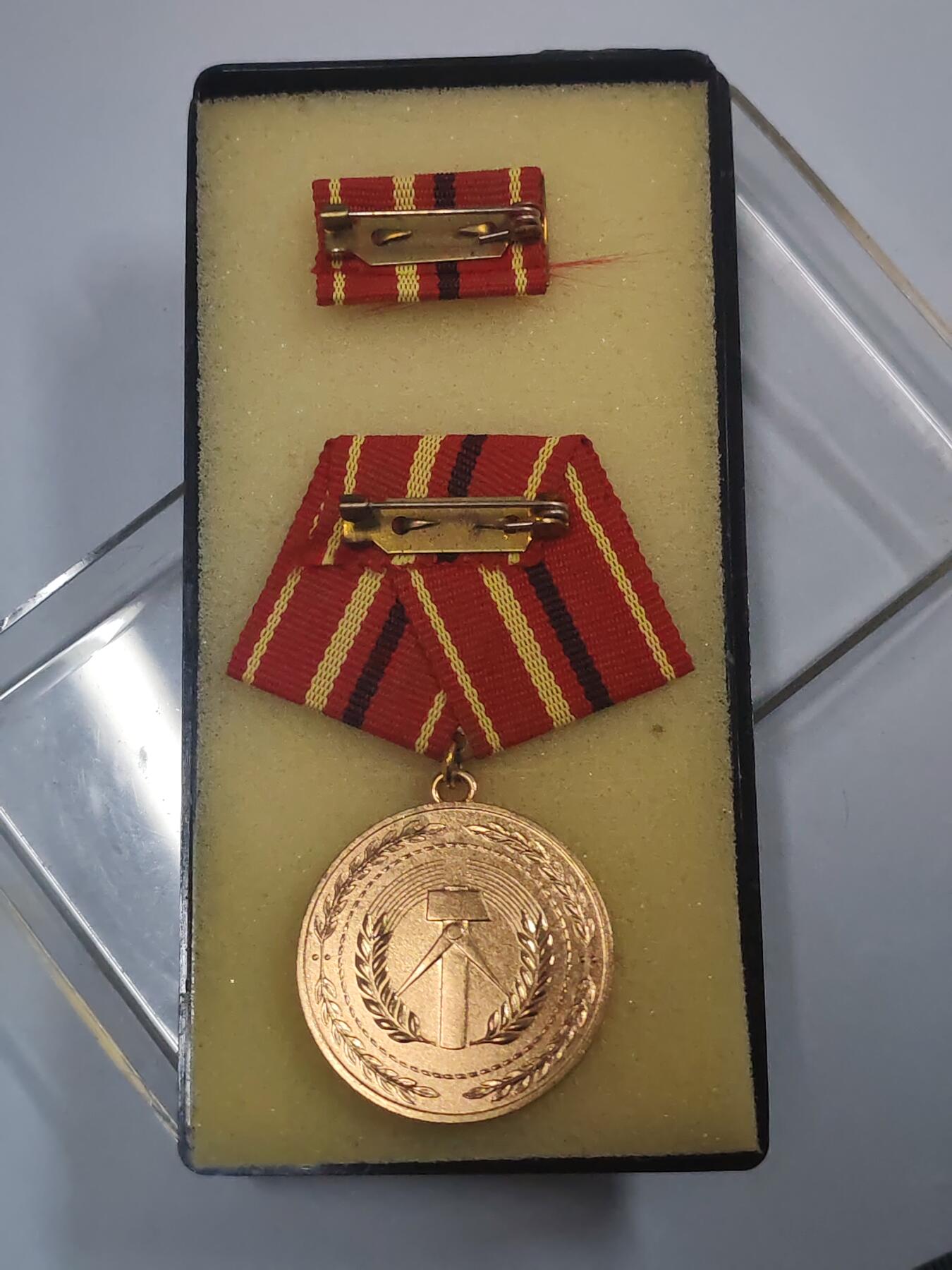 韵星假日拍卖第三十期 -- Rimey Holidays Auction 30 民主德国金级工战队功绩服务奖章 带原盒略