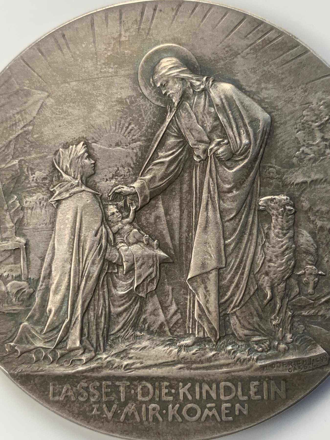 掌中浮雕-藏着的欧洲第041场 1899年德国宗教镀银铜章， Dürrich雕刻，60mm，85g，奇怪的是同款银章只有70克，我没有经手过，唯一解释就是银章比较薄