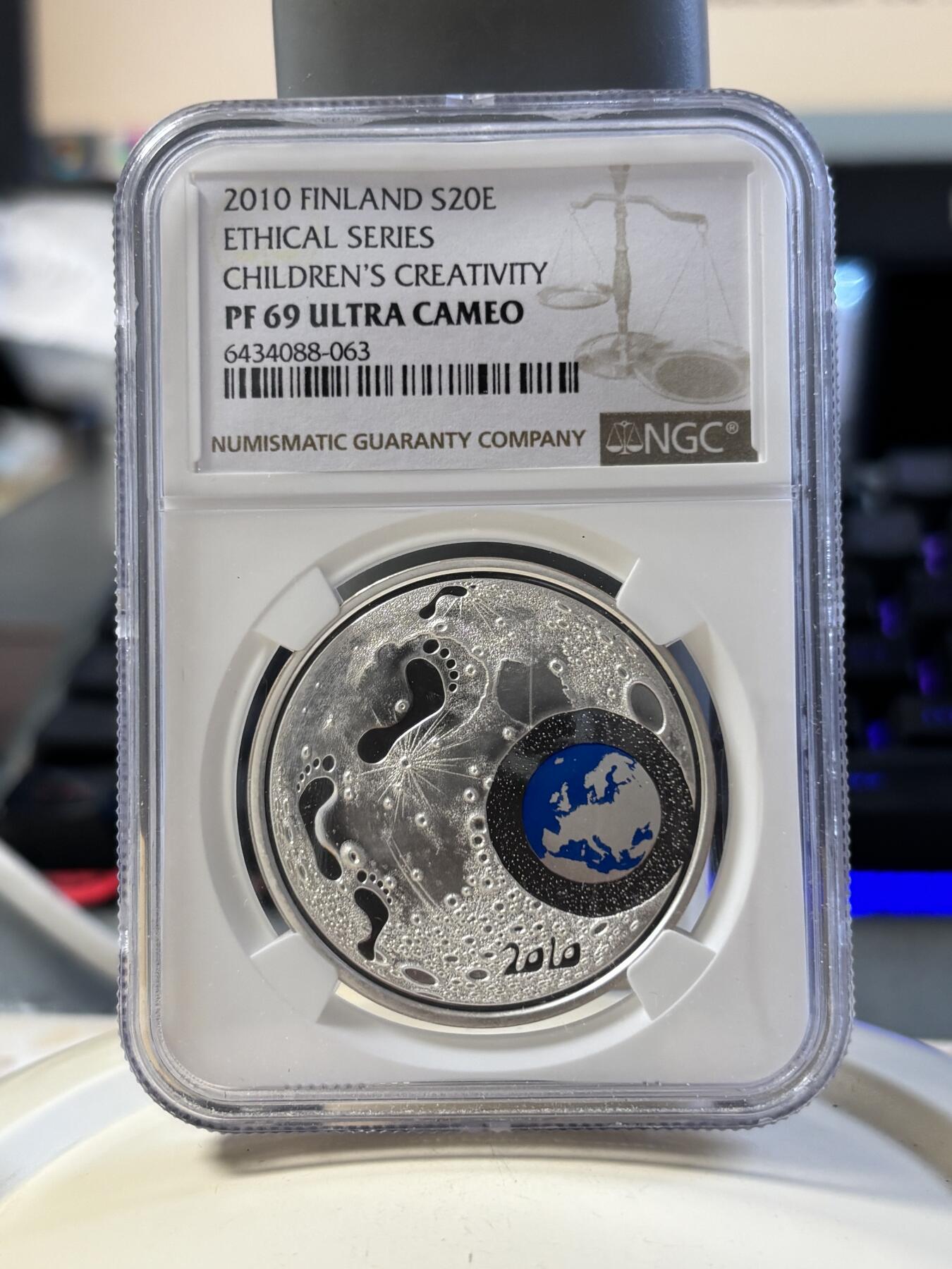 第181期拍卖 获奖币芬兰2010年儿童与创造力彩色精制纪念银币原盒证书NGC-PF69，925银，33.62克，获得克劳斯2012年度最富激情币大奖