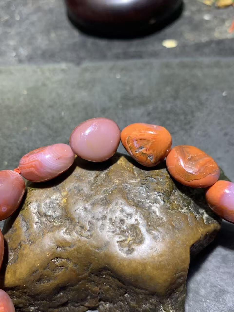 川料原皮红白冰飘南红玛瑙随形单圈手串一条，