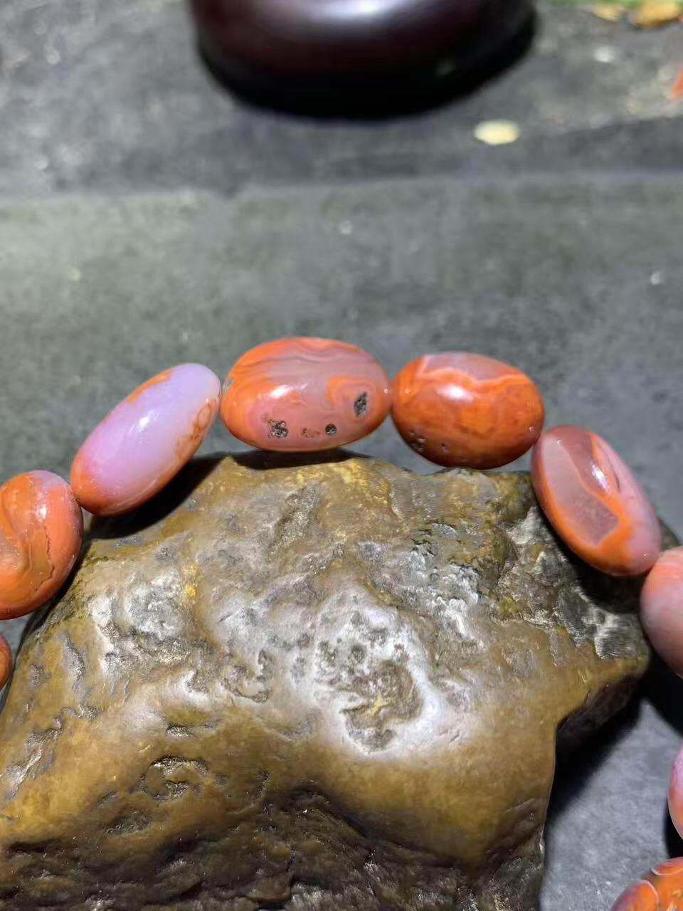 川料原皮红白冰飘南红玛瑙随形单圈手串一条，