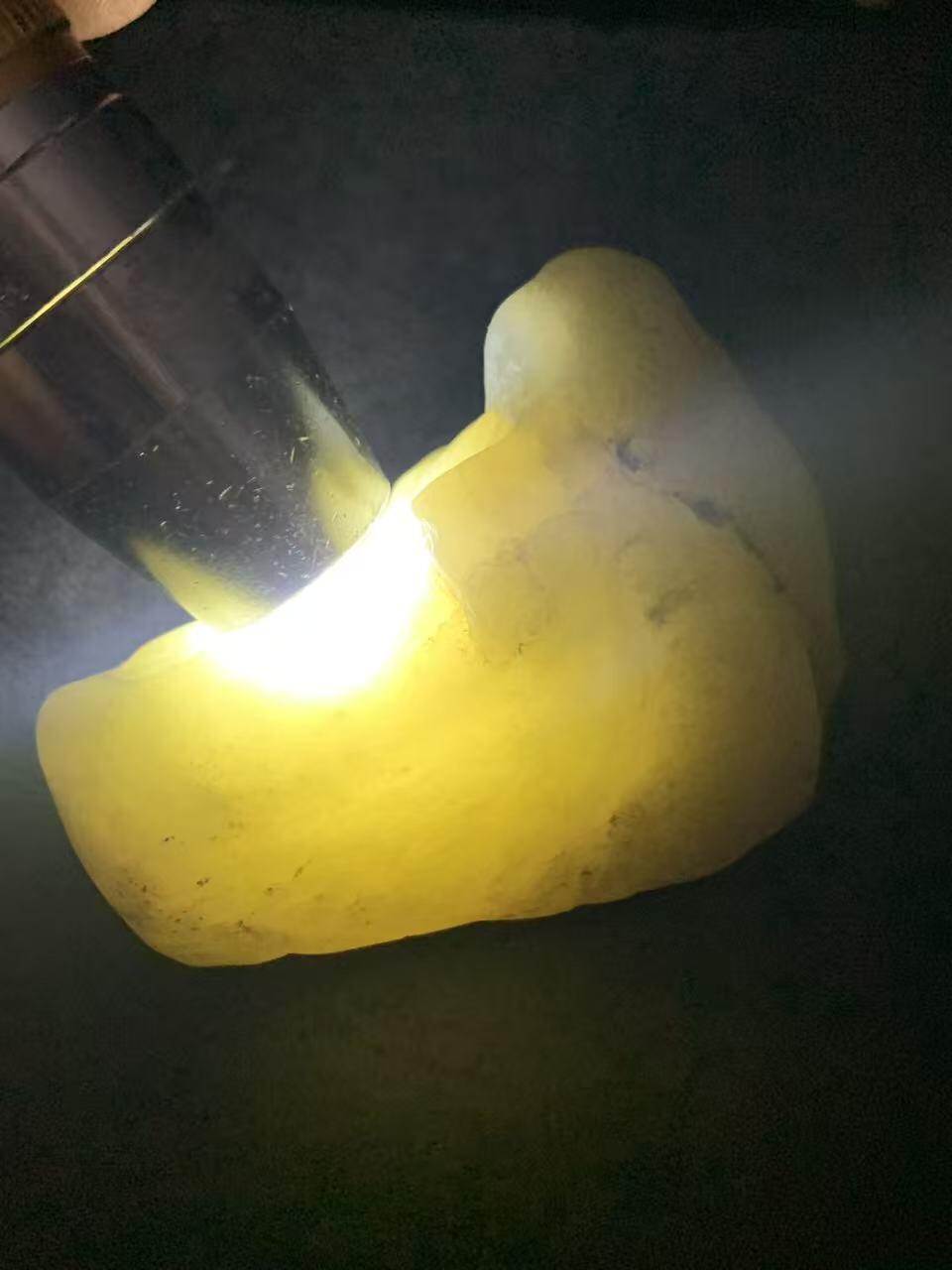 新疆戈壁沙枣青和田玉原石一颗，