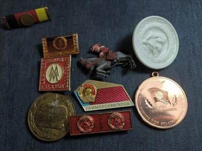 爱藏专拍 - 民主德国勋赏一组（铜级边防忠诚志愿服役奖章 列宁徽章 德三母亲陶瓷章））