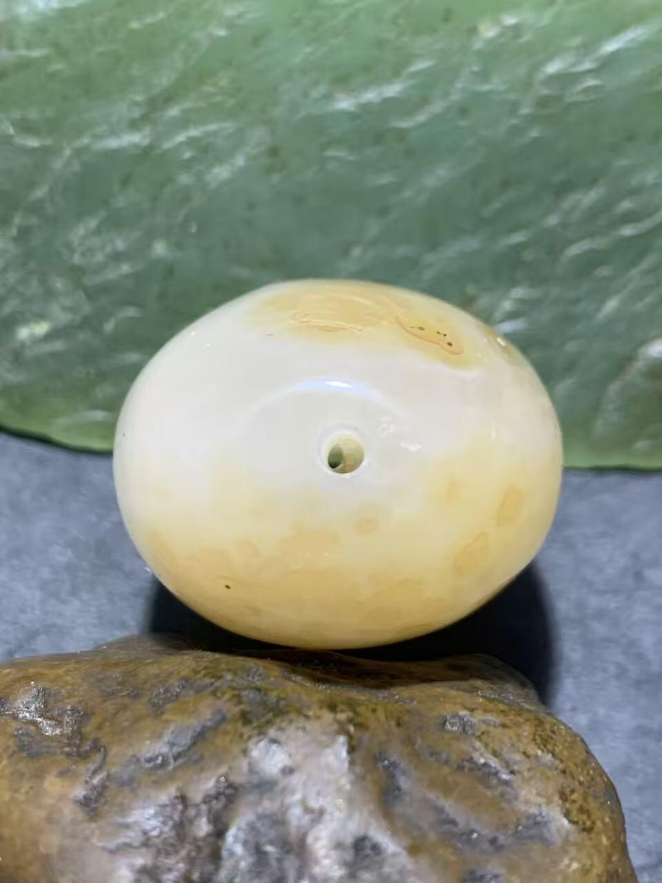 精美冰飘鸡油黄战国红玛瑙随形大勒子一颗