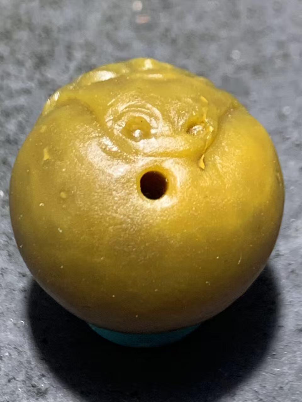 精美亚光高玉化冻料战国红玛瑙手工俏色巧雕牛头圆珠一个