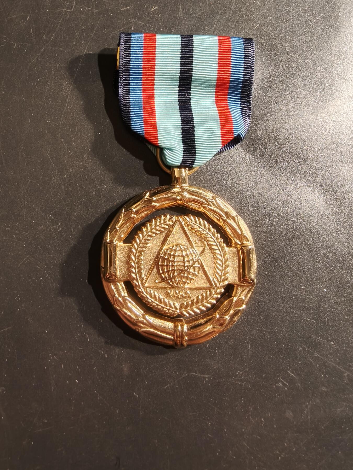 老王徽章第161期 美国NASA杰出公共成就奖章