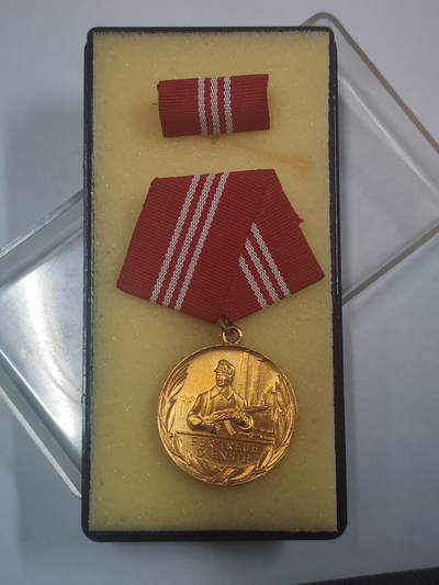 韵星假日拍卖第三十期 -- Rimey Holidays Auction 30 - 民主德国金级工战队忠诚服务奖章 带原盒略