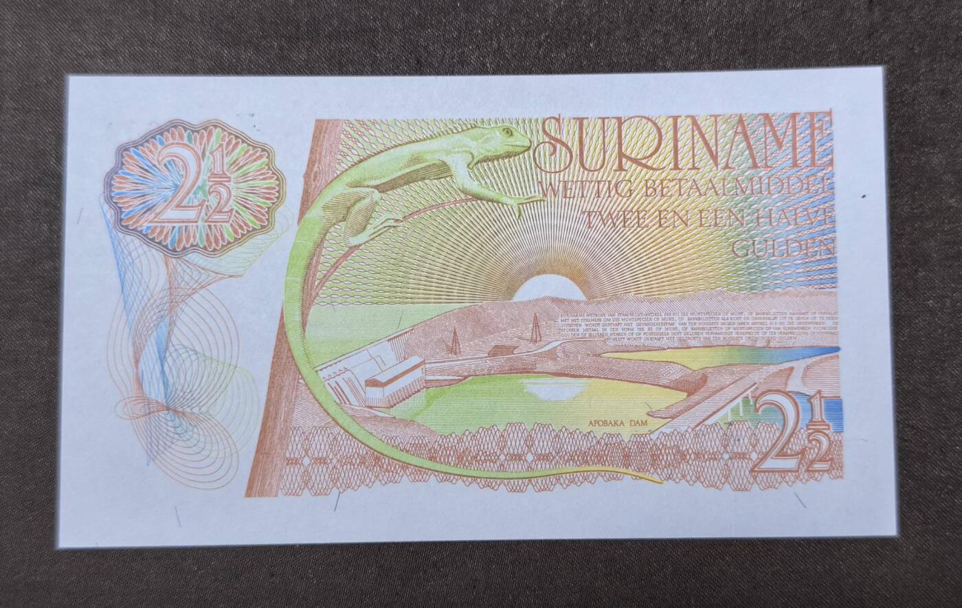 北京马甸外国币专卖第146期，外国纸币币专场，陆续上拍，欢迎关注 【全新稀少Z补号冠】苏里南2.5盾 