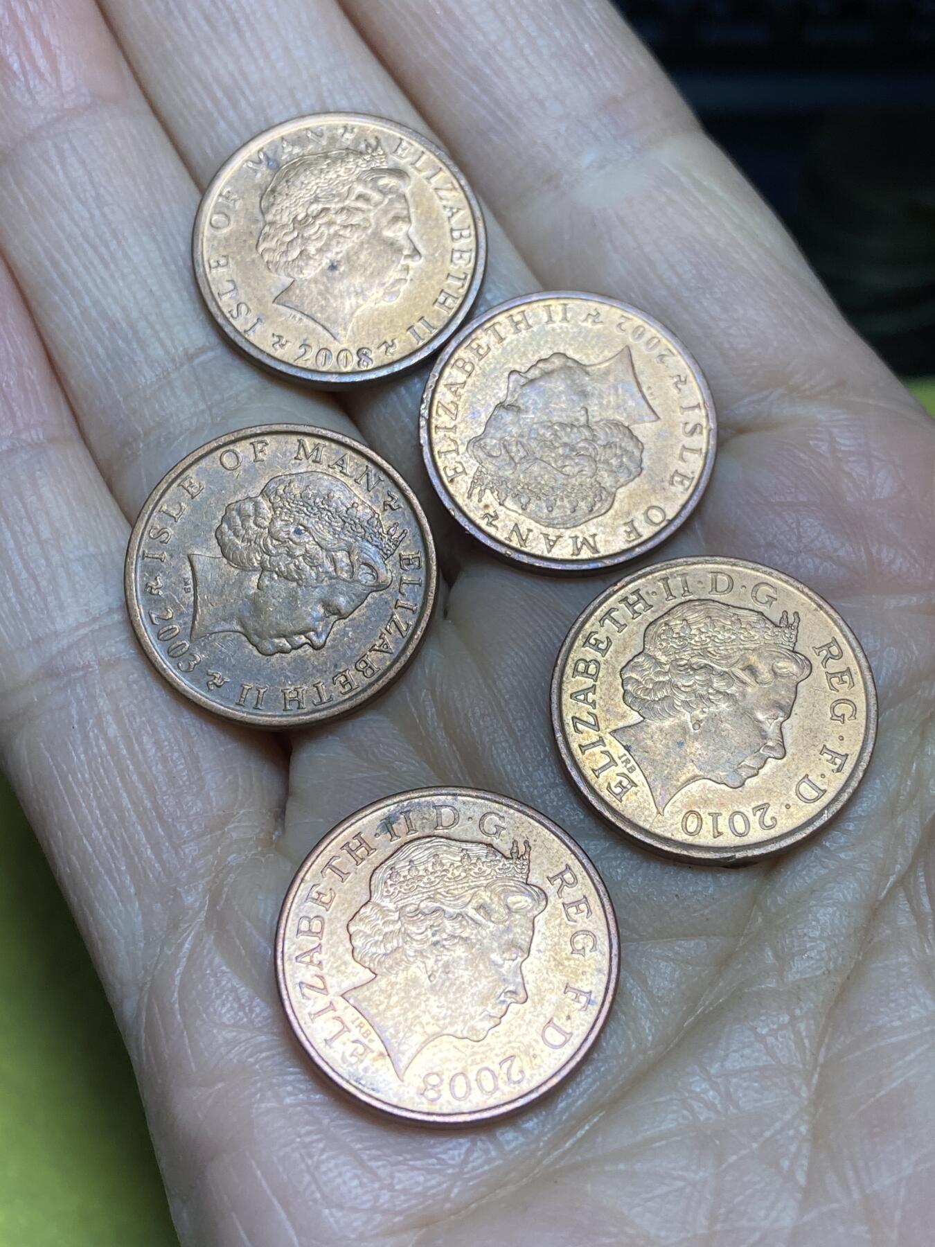 2025年第一百二十三场(总第一百四十九场）外国好品散币(免佣金) 好品英属散币5枚:英属马恩岛🇮🇲2002年03年08年1便士，英国🇬🇧2008年2010年1便士