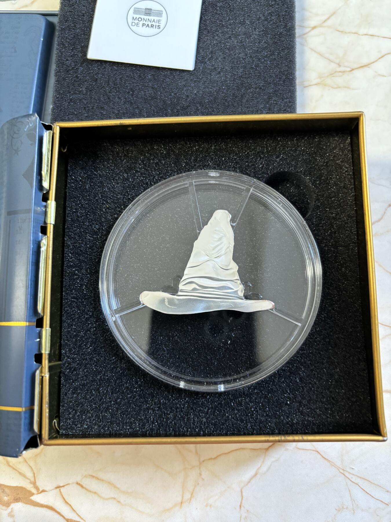 第181期拍卖 法国2022年哈利波特系列分院帽异形精制纪念银币，925银，发行5000枚，22.2克，铁盒有凹进去