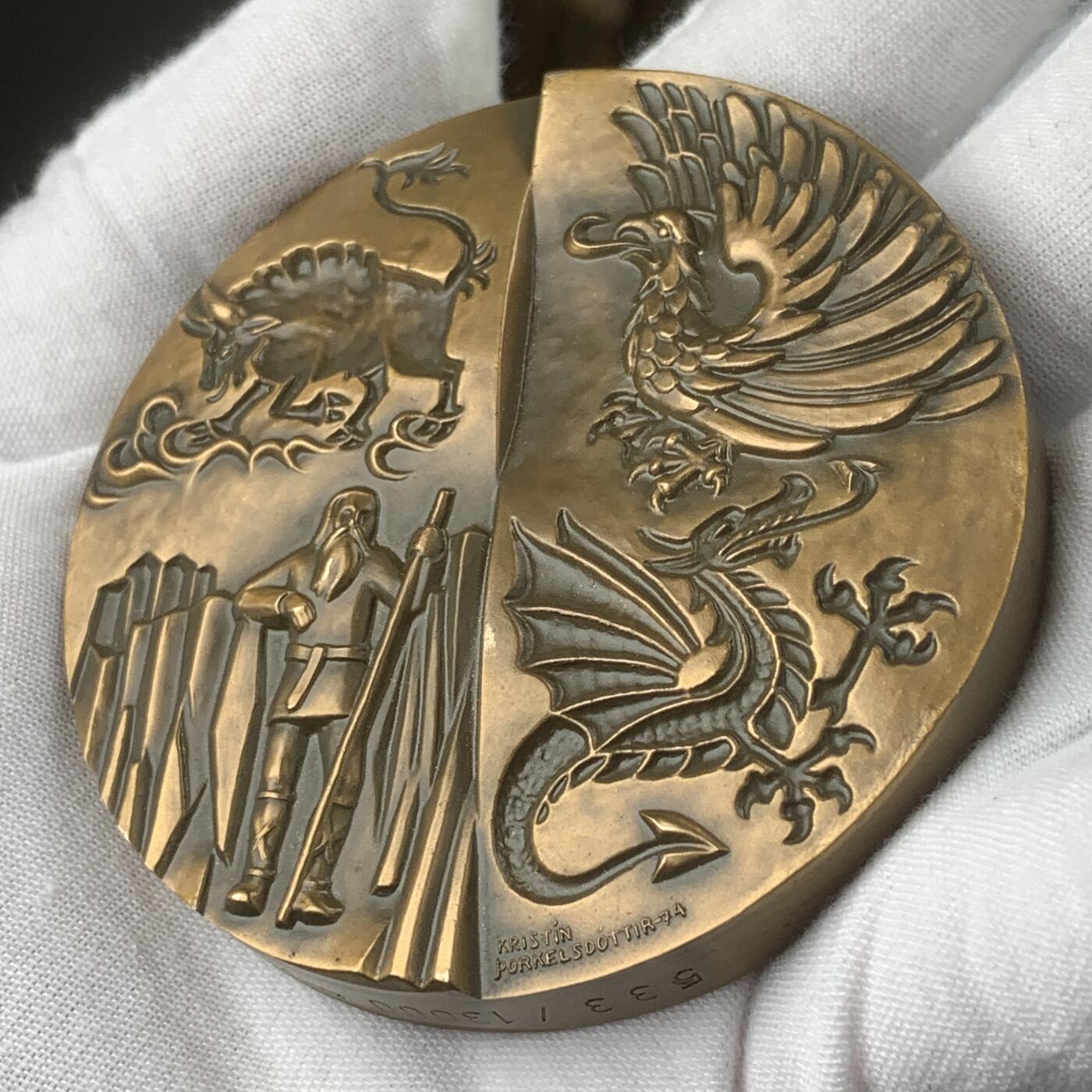 掌中浮雕-藏着的欧洲第040场 1974年冰岛建城1100年纪念，原盒，银章限量发行2000枚，银章（925）70mm/300g，铜章，70mm/310g