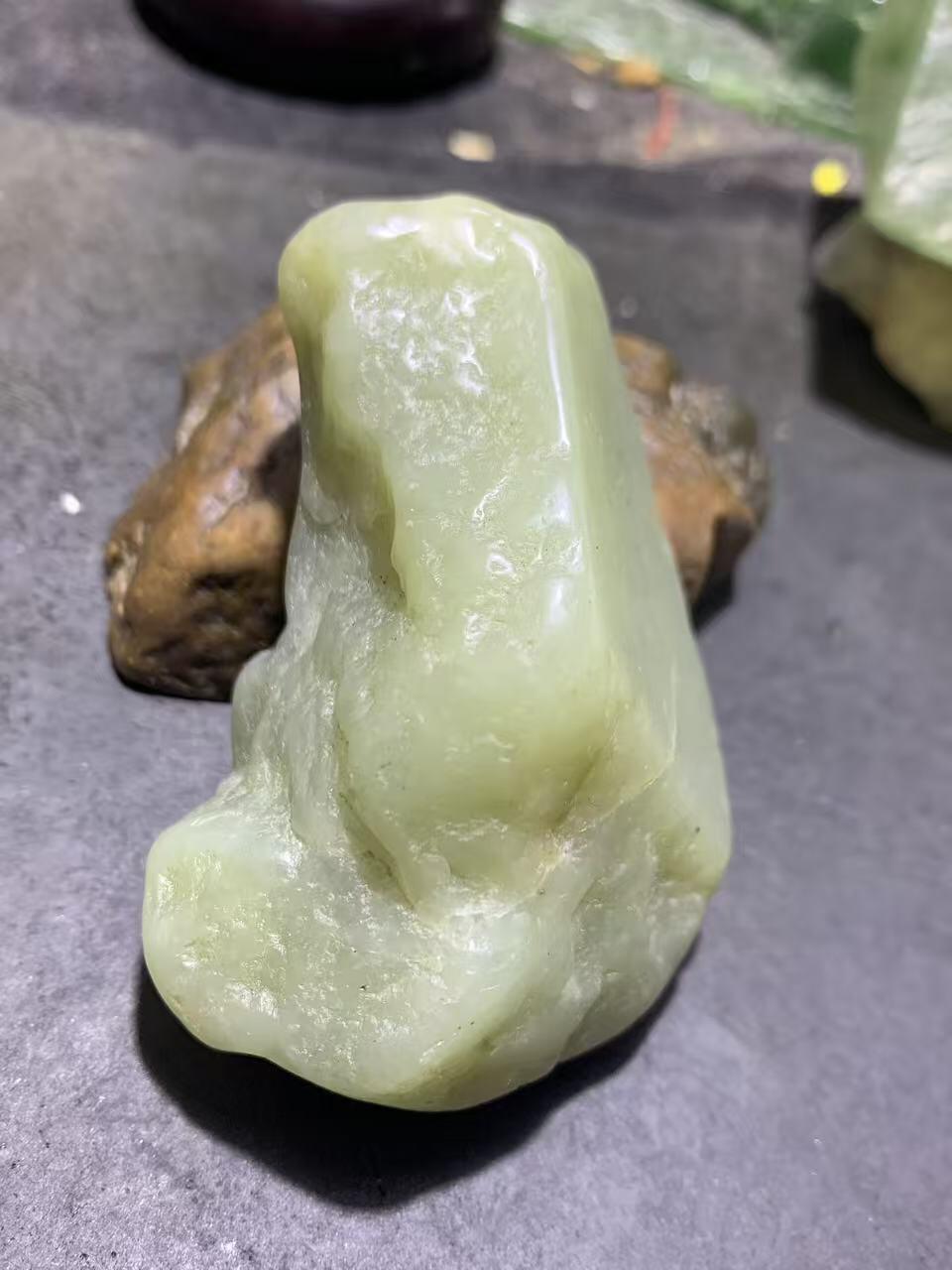 新疆戈壁沙枣青和田玉原石一颗，