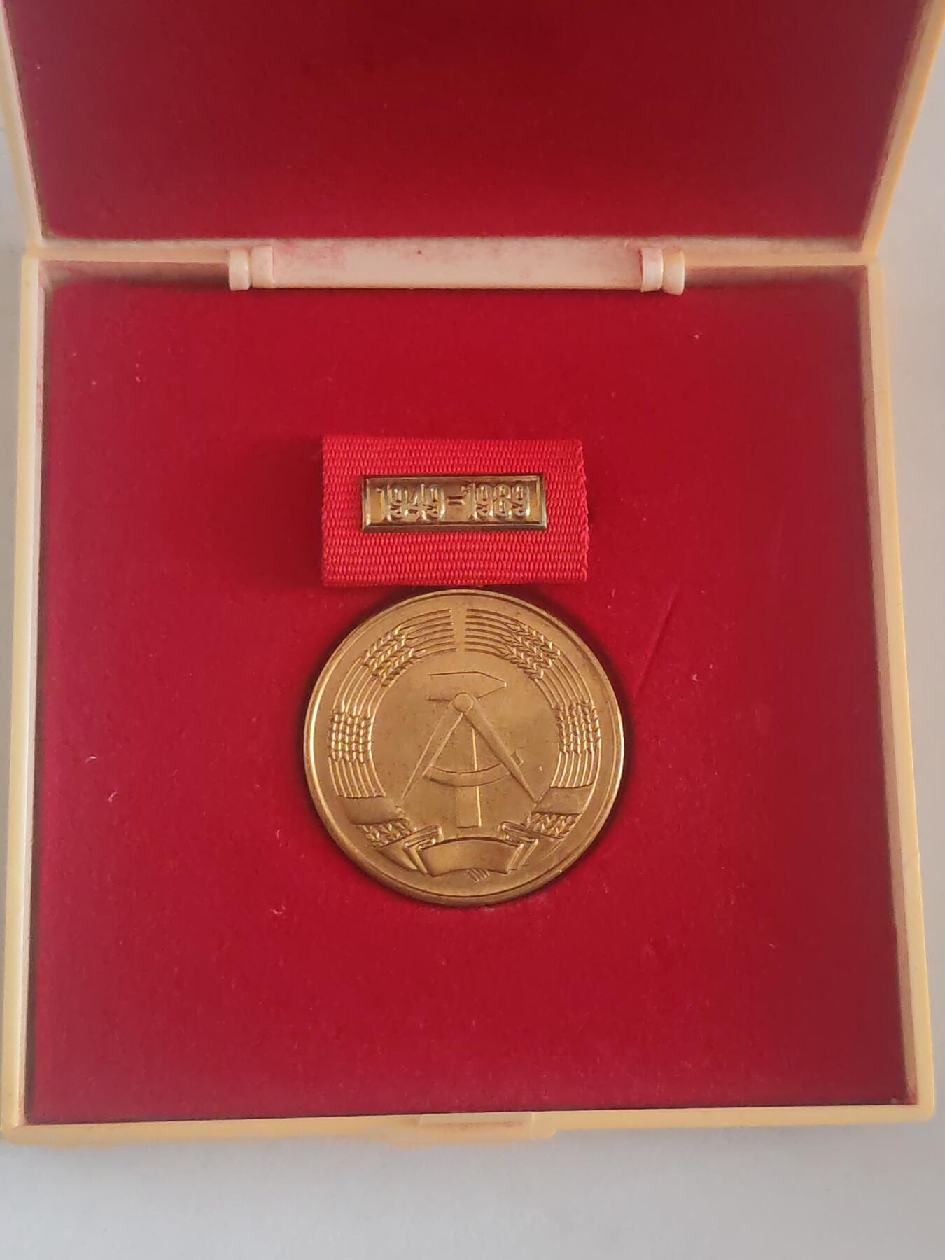 韵星假日拍卖第三十期 -- Rimey Holidays Auction 30 民主德国建国四十周年纪念章 带原盒