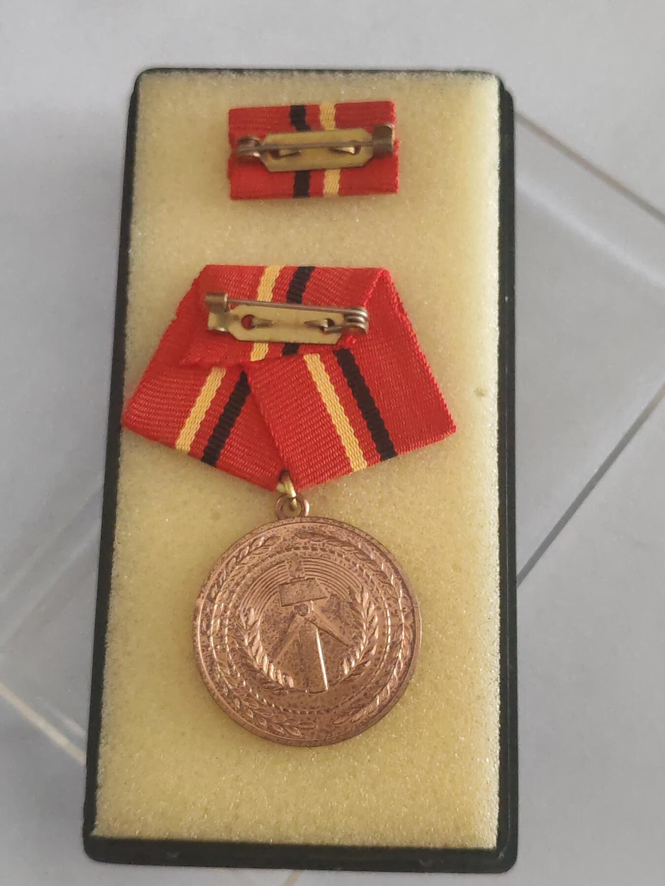 韵星假日拍卖第三十期 -- Rimey Holidays Auction 30 民主德国铜级工战队功绩服务奖章 带原盒略