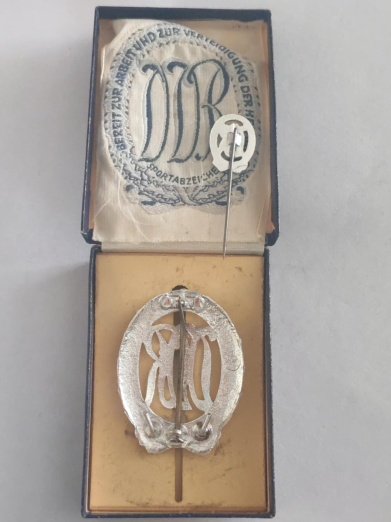 韵星假日拍卖第三十期 -- Rimey Holidays Auction 30 民主德国银级体能证章 带原盒插针