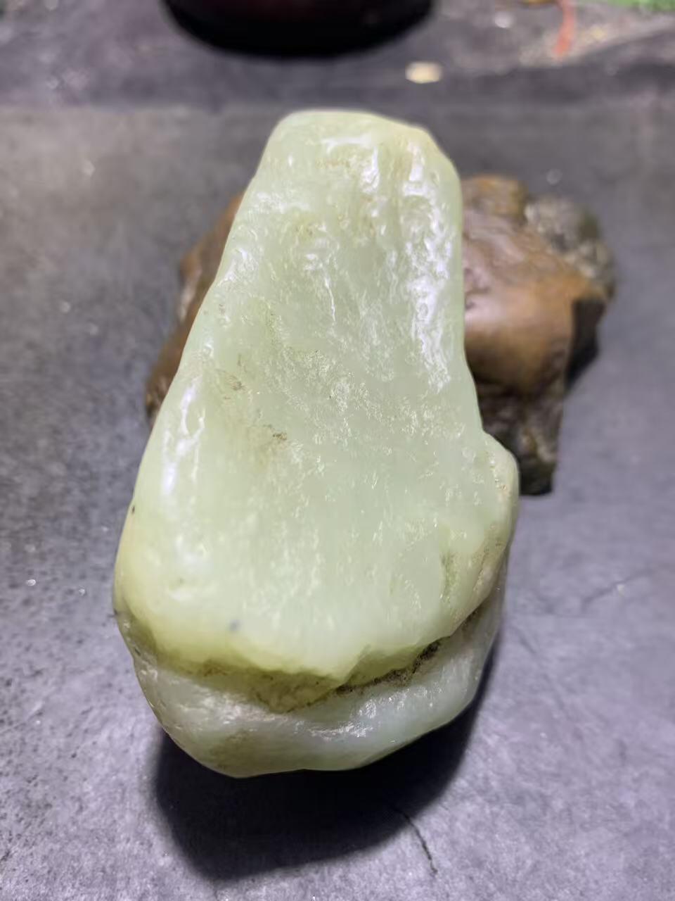 新疆戈壁沙枣青和田玉原石一颗，