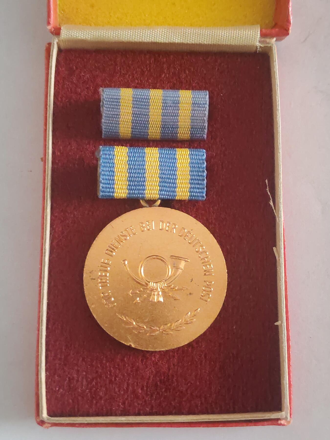 韵星假日拍卖第三十期 -- Rimey Holidays Auction 30 民主德国金级邮政忠诚服务奖章 带原盒略