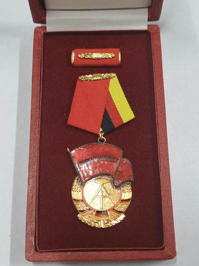 韵星假日拍卖第三十期 -- Rimey Holidays Auction 30 - 民主德国三级劳动红旗奖章 带原盒略