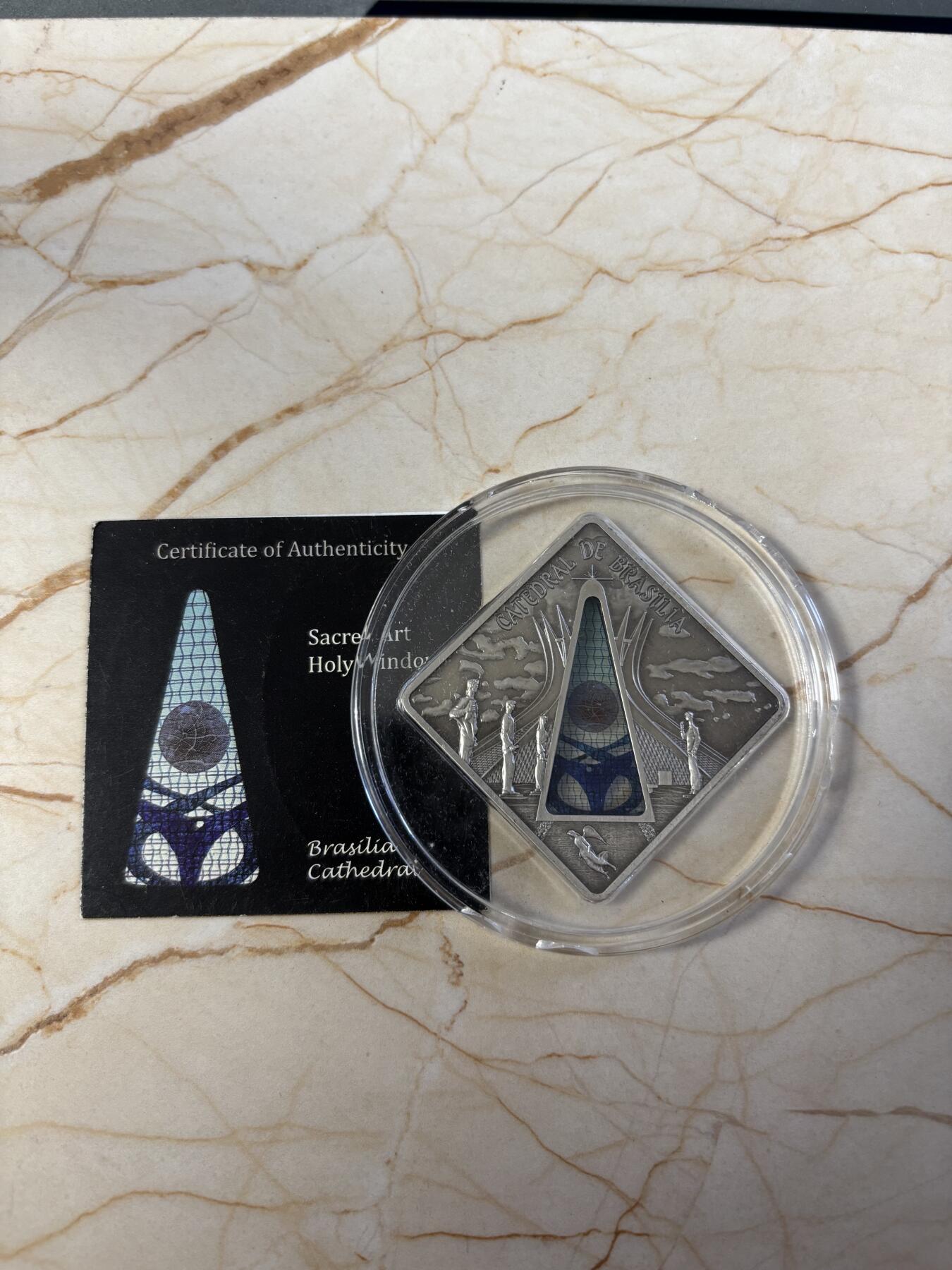 第181期拍卖 帕劳2012年圣殿之窗巴西利亚教堂镶玻璃纪念银币带证书，925银，50克，发行999枚。塑料盒有破