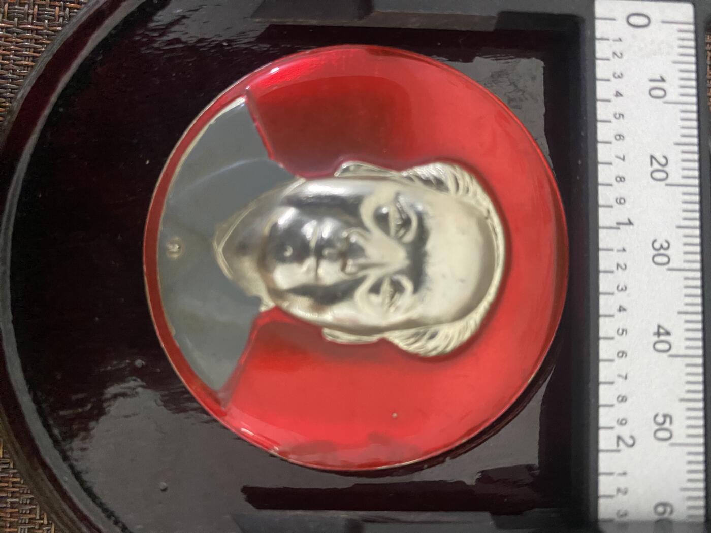 江南站杂件 毛主席像章