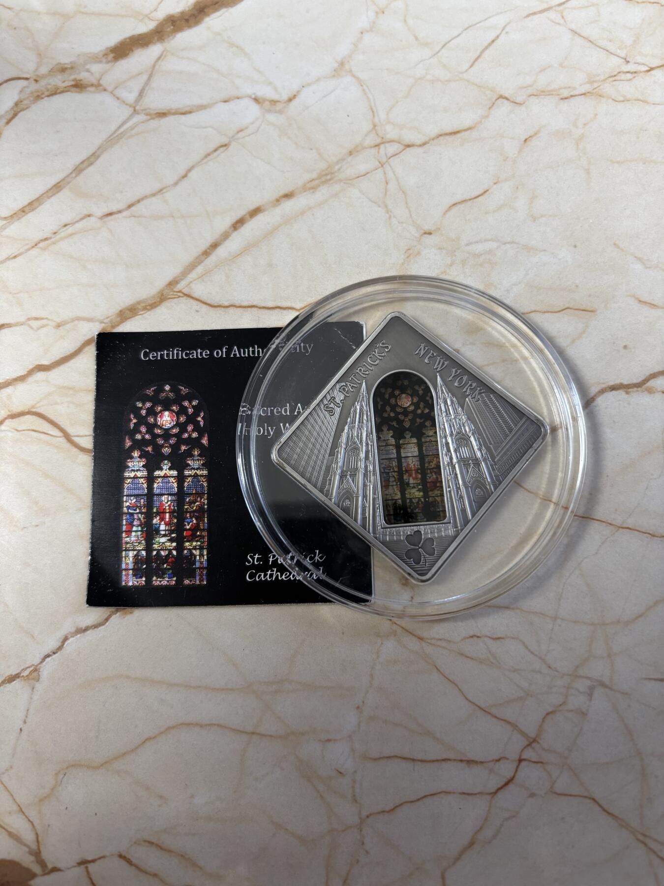 第181期拍卖 帕劳2011年圣殿之窗圣帕特里克教堂镶嵌彩玻璃银币带证书，925银，50克，发行999枚