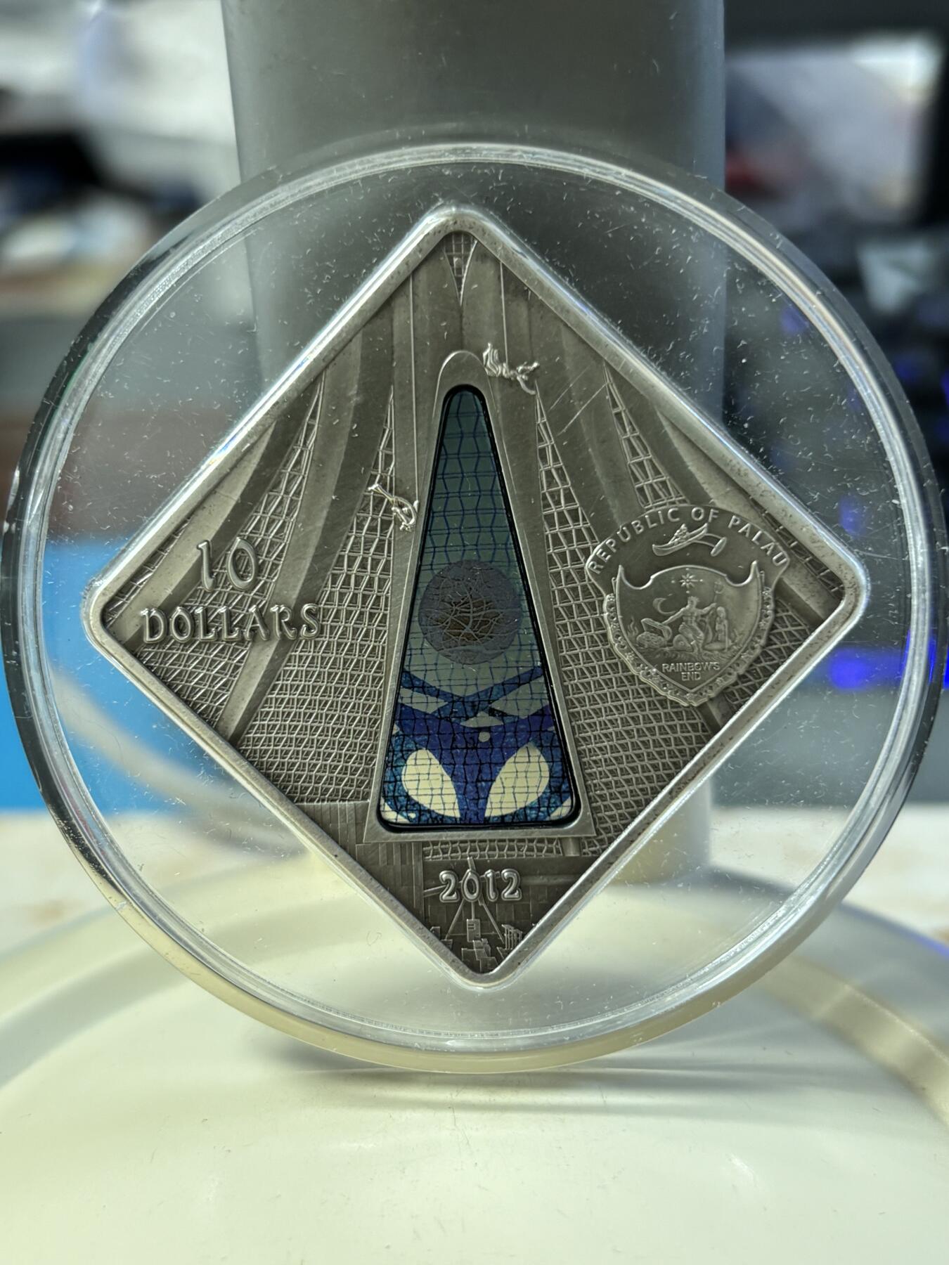 第181期拍卖 帕劳2012年圣殿之窗巴西利亚教堂镶玻璃纪念银币带证书，925银，50克，发行999枚。塑料盒有破