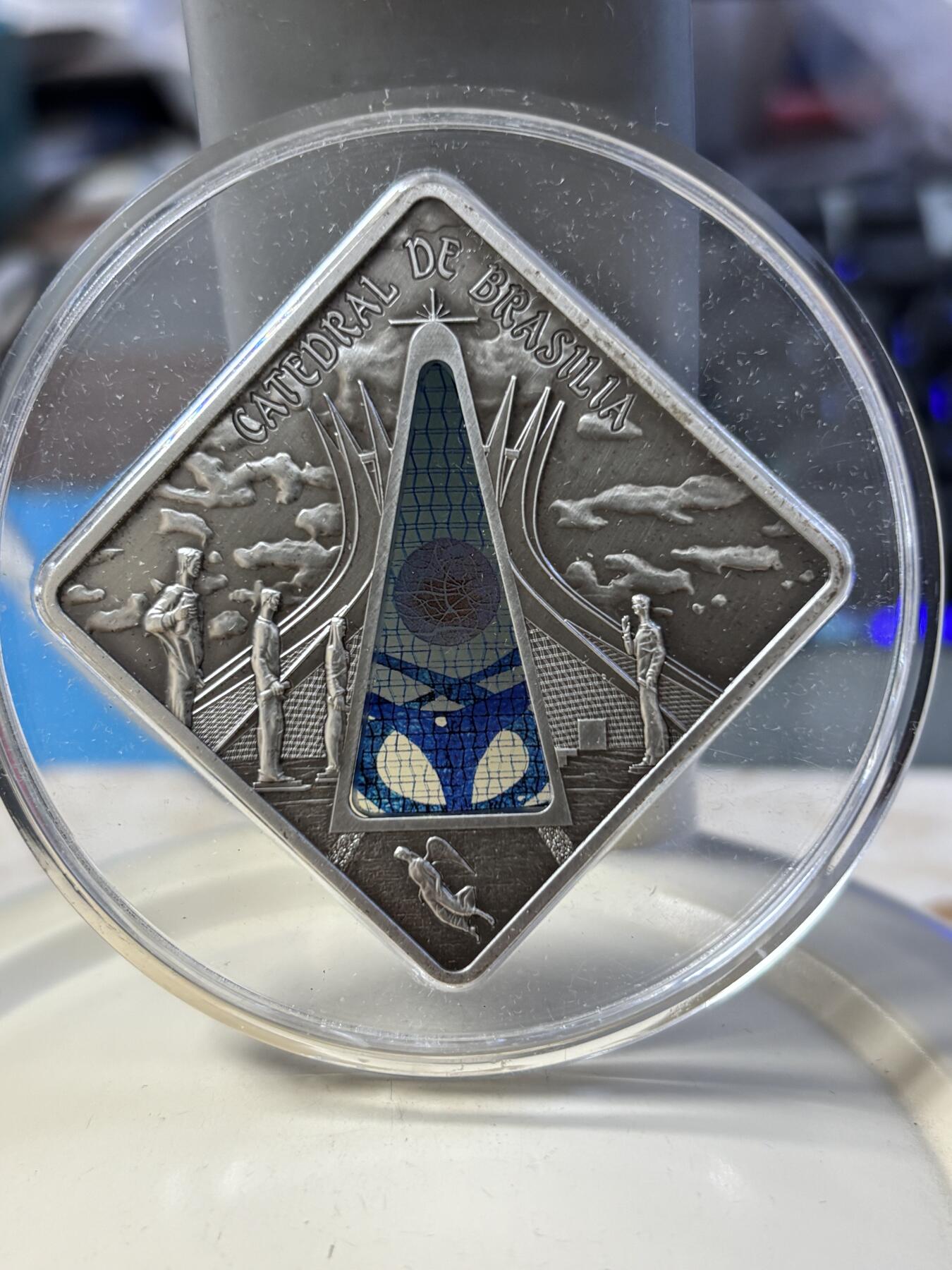 第181期拍卖 帕劳2012年圣殿之窗巴西利亚教堂镶玻璃纪念银币带证书，925银，50克，发行999枚。塑料盒有破