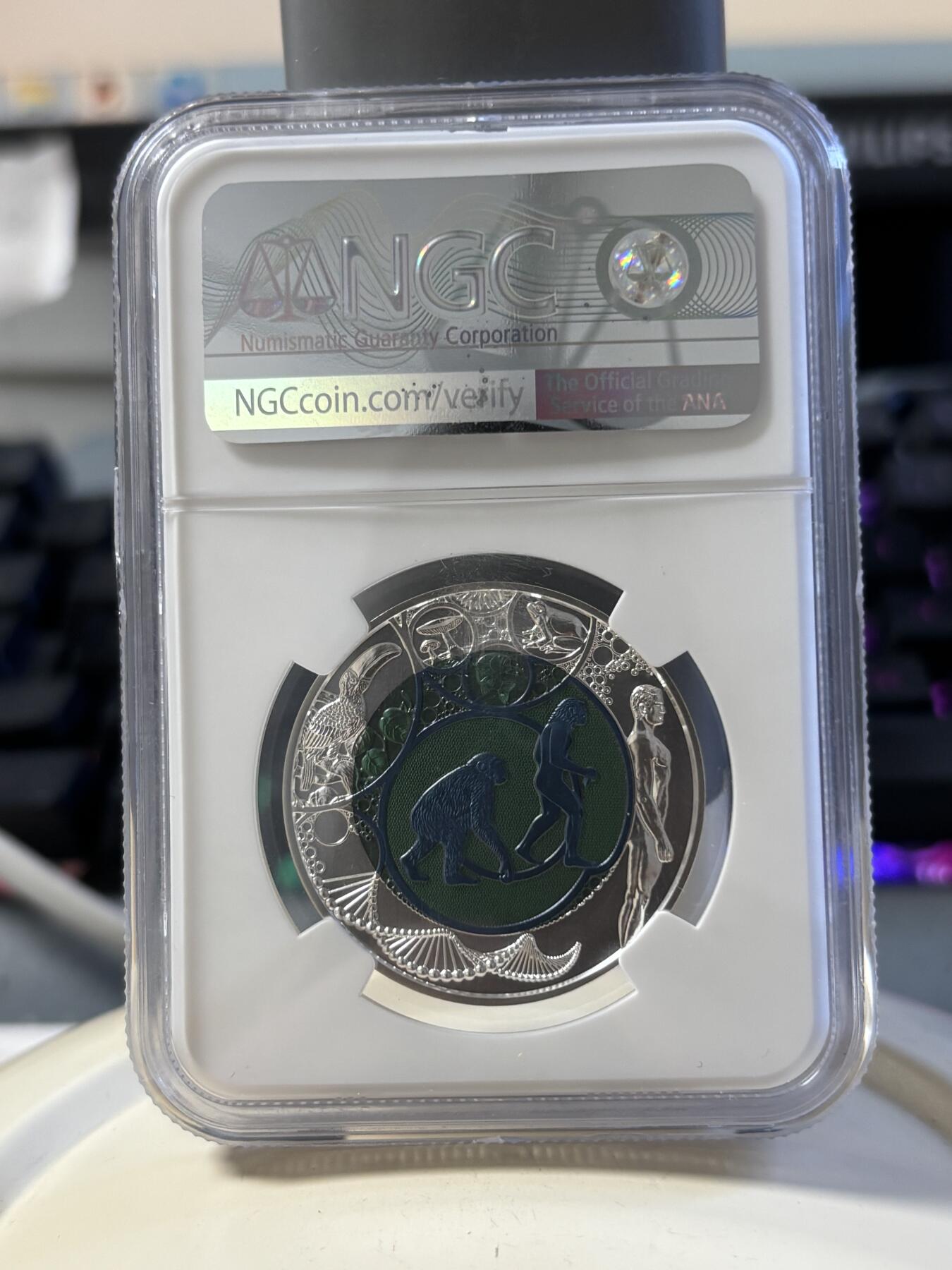 第181期拍卖 奥地利2014进化论铌银镶双色纪念币NGC-MS70无盒无证书，金属:900银998铌，重量:10克和7.15克，发行：65000枚