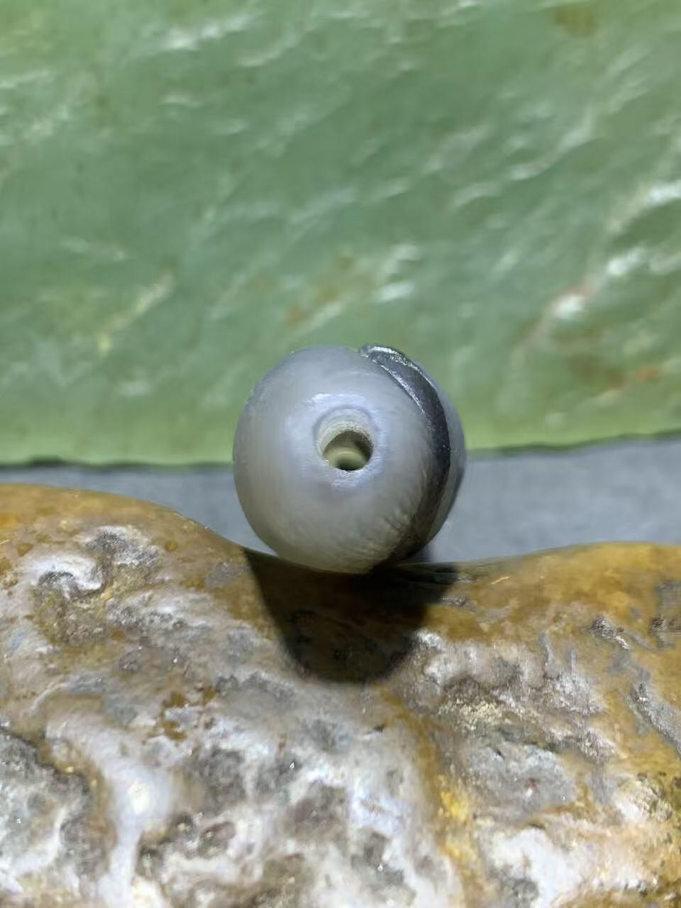 精美亚光高玉化海洋玉髓手工俏色巧雕兔飞猛进桶珠一个