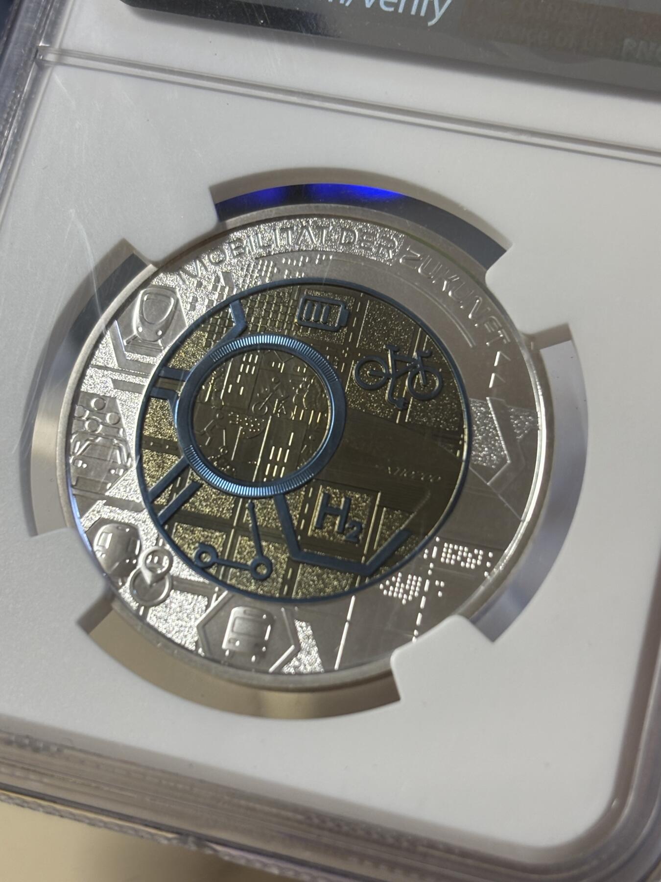 第181期拍卖 获奖奥地利2021年银铌双金属系列智能交通25欧银币NGC-MS70首无盒证书，2023年度克劳斯最佳双金属币面值:25欧元，金属:900银/998铌，重量:9/6.5克，直径:35毫米，发行：65000枚