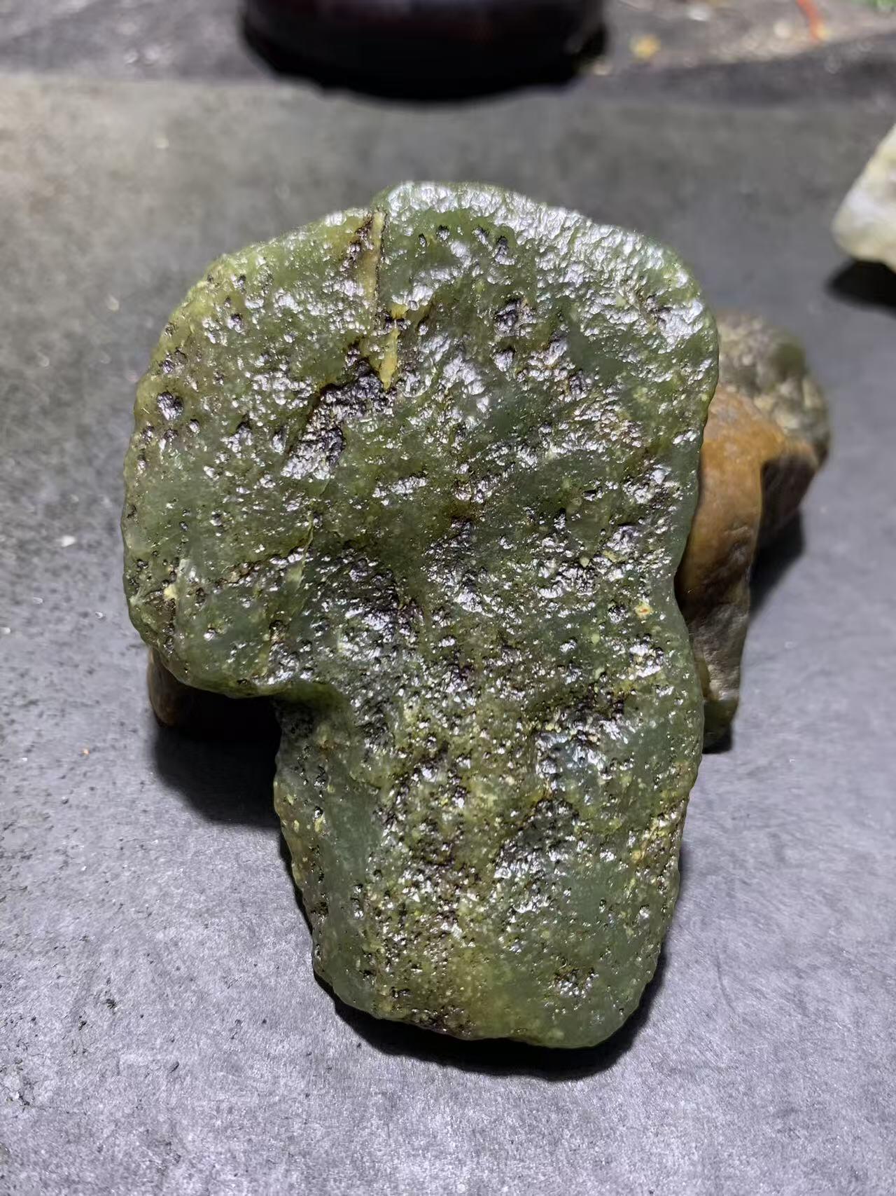 新疆戈壁风化纹和田玉青玉原石一颗，