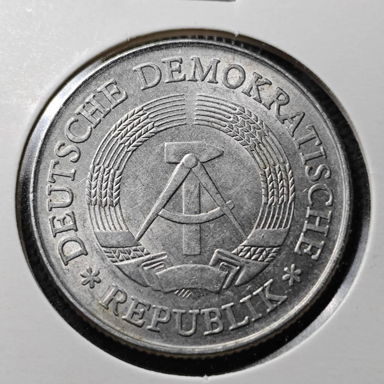 KK钱币收藏小铺  第365场  2月预留时间 周末发货  1977东德2马克 带光