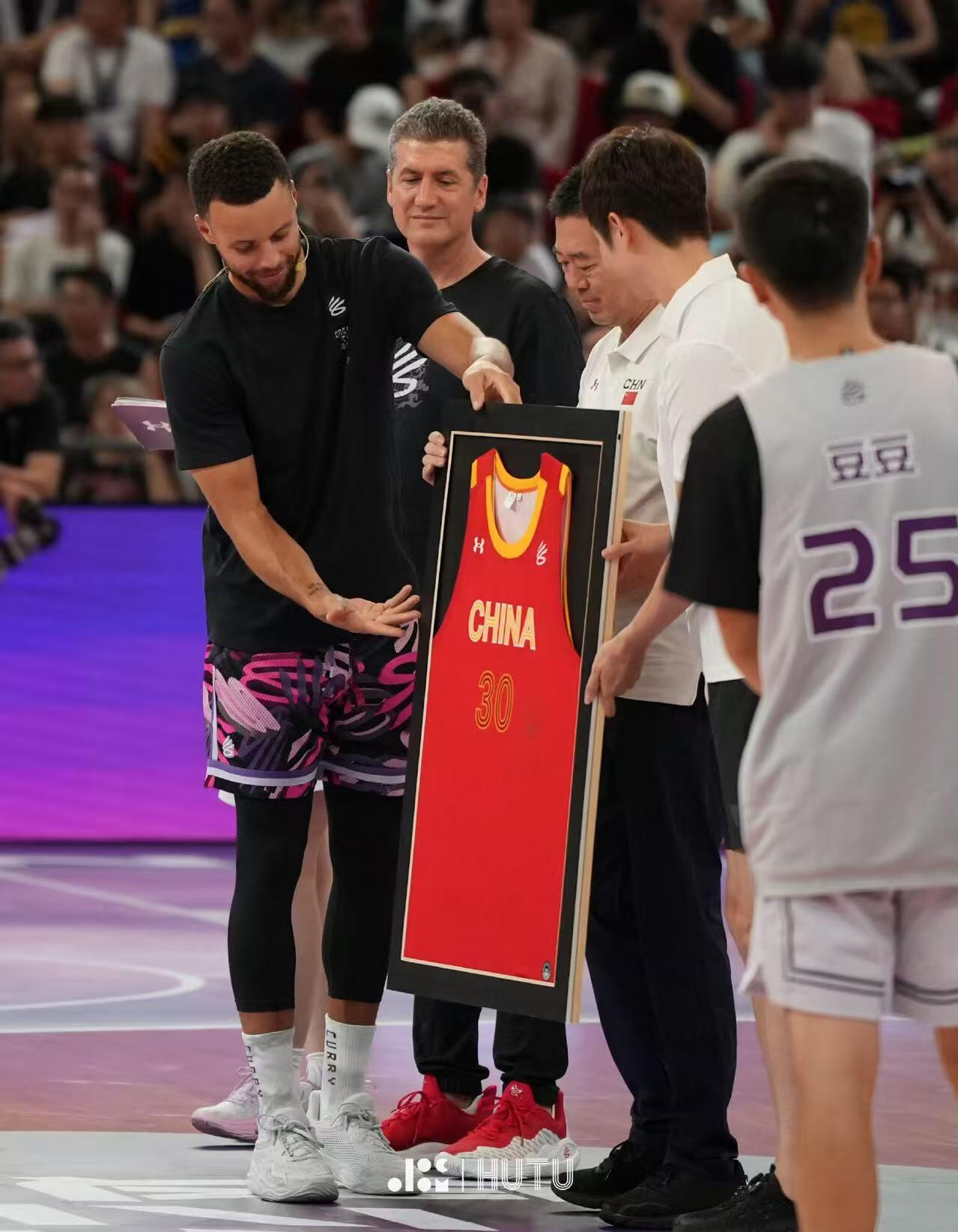 零元拍：来来来！要攒齐库里证件卡的看过来，你们要的2024的拿到了！库里亲笔签名：2024安德玛“这三分敬我们”CURRY品牌中国行珍贵证件卡！巴黎奥运会绽放后第一时间的“晚安”，仅此一枚，速度出手！！！