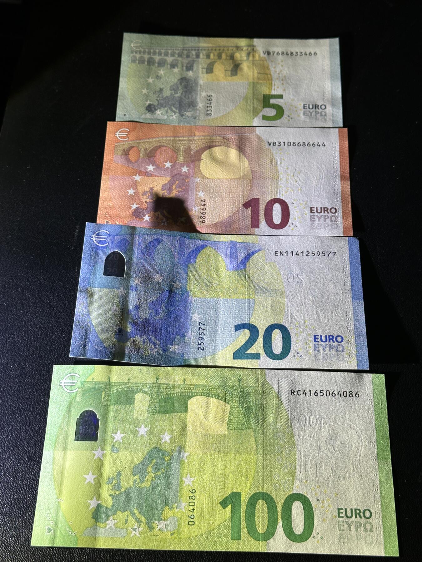 《外钞收藏家》第五百八十二期（精品场）（本平台长期征集拍品、欢迎藏友们联系合作） 三签和四签5-100欧元 四张一起 全新UNC