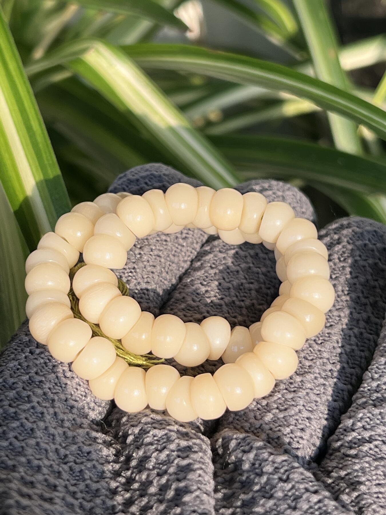 零元拍：NO.4 精工 奶油超润驼骨蒜瓣儿手串手持8左右