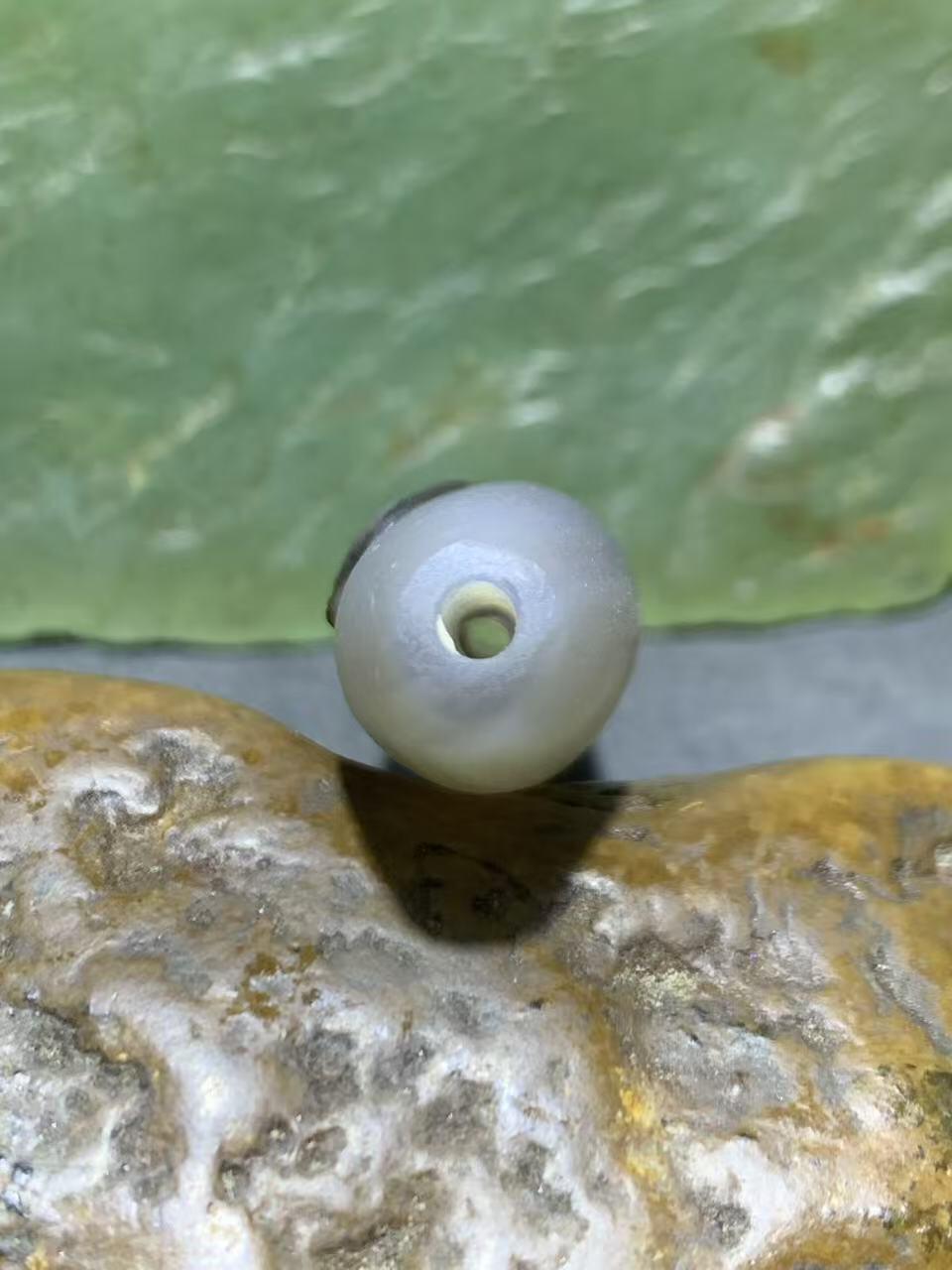 精美亚光高玉化海洋玉髓手工俏色巧雕兔飞猛进桶珠一个