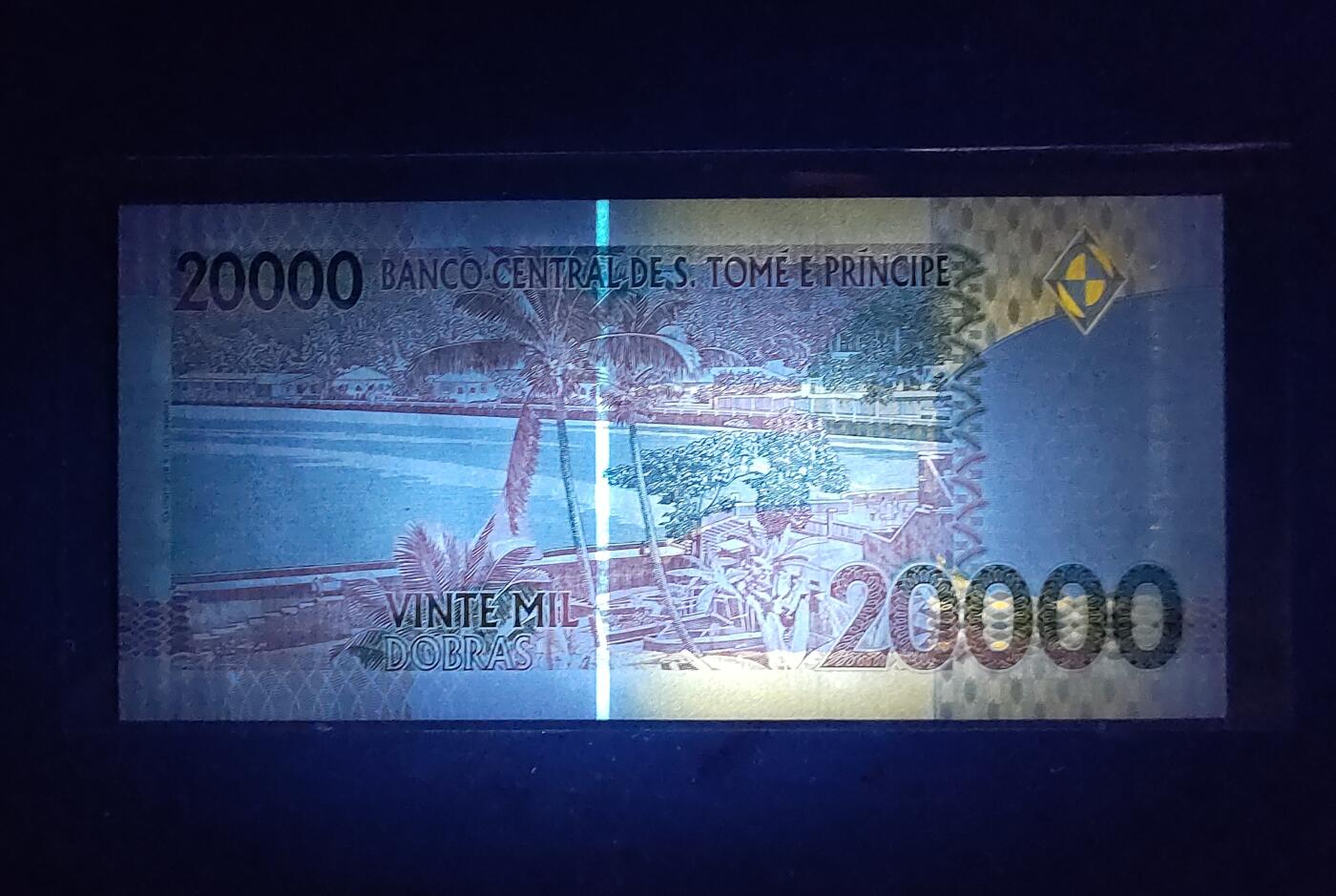 中外各国钞、纪念钞、券专场（第三十二场） 2013年圣多美和普林西比20000多布拉纸币 鸟钞 非洲钱币 全新（无47）
